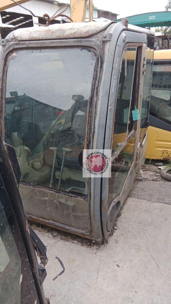 Кабина водителя экскаватора Нitachi ZX240 Кабина водителя экскаватора Нitachi ZX240